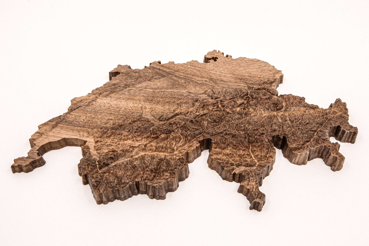 Karte der Schweiz aus Holz mit Berge