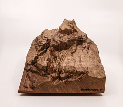 Hahnen - 3D Berg aus Holz, Vordersansicht